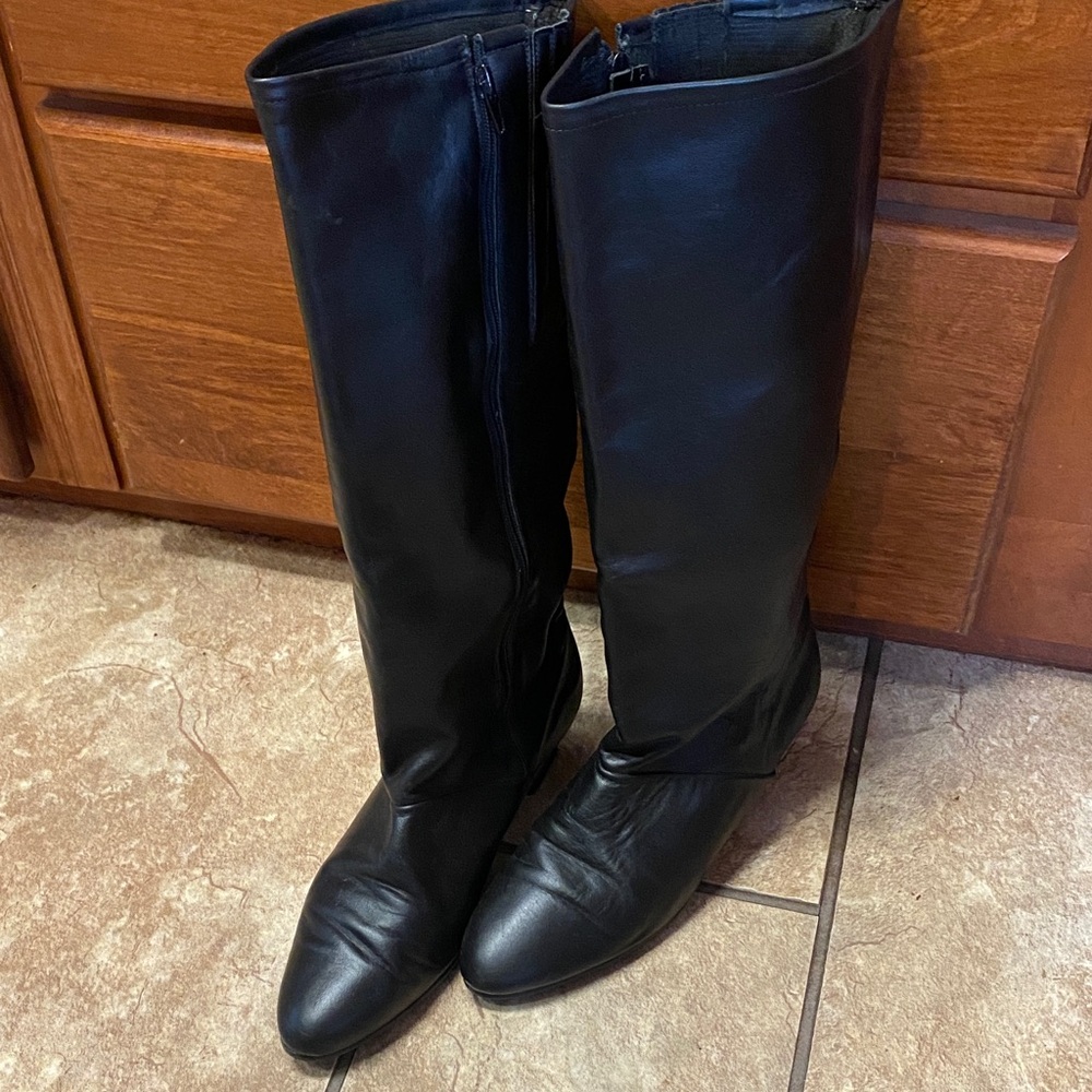 Classic Black Knee-High Leather Slouchy Size 7B Boots  Collegiate Fall
